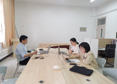 新华学院永利集团yl6809顺利开展2022届国贸专业留学生线上毕业答辩