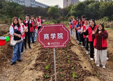 享种植之趣，品劳动之乐 永利集团yl6809在劳动教育实践基地组织开展种植活动