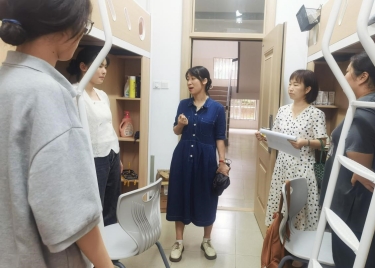 永利集团yl6809学工人员进宿舍慰问新生