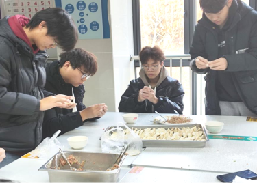 “情暖冬至 师生共聚”永利集团yl6809举办冬至包饺子活动