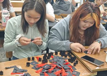 永利集团yl6809成功举办学士帽棒棒糖手工制作活动
